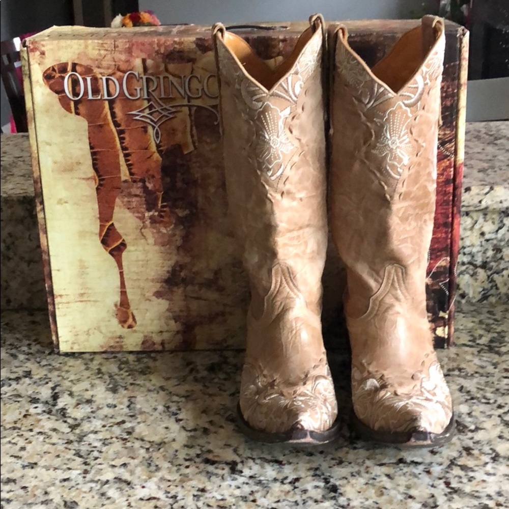 Never worn outside. Can’t fit since pregnancy.